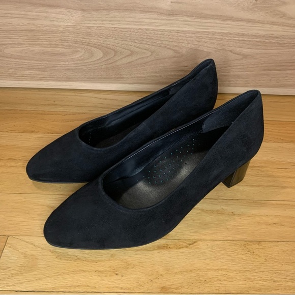 Trotters Kari Pointed Toe Pump in Black Suede - Size 9 WW - Picture 1 of 9